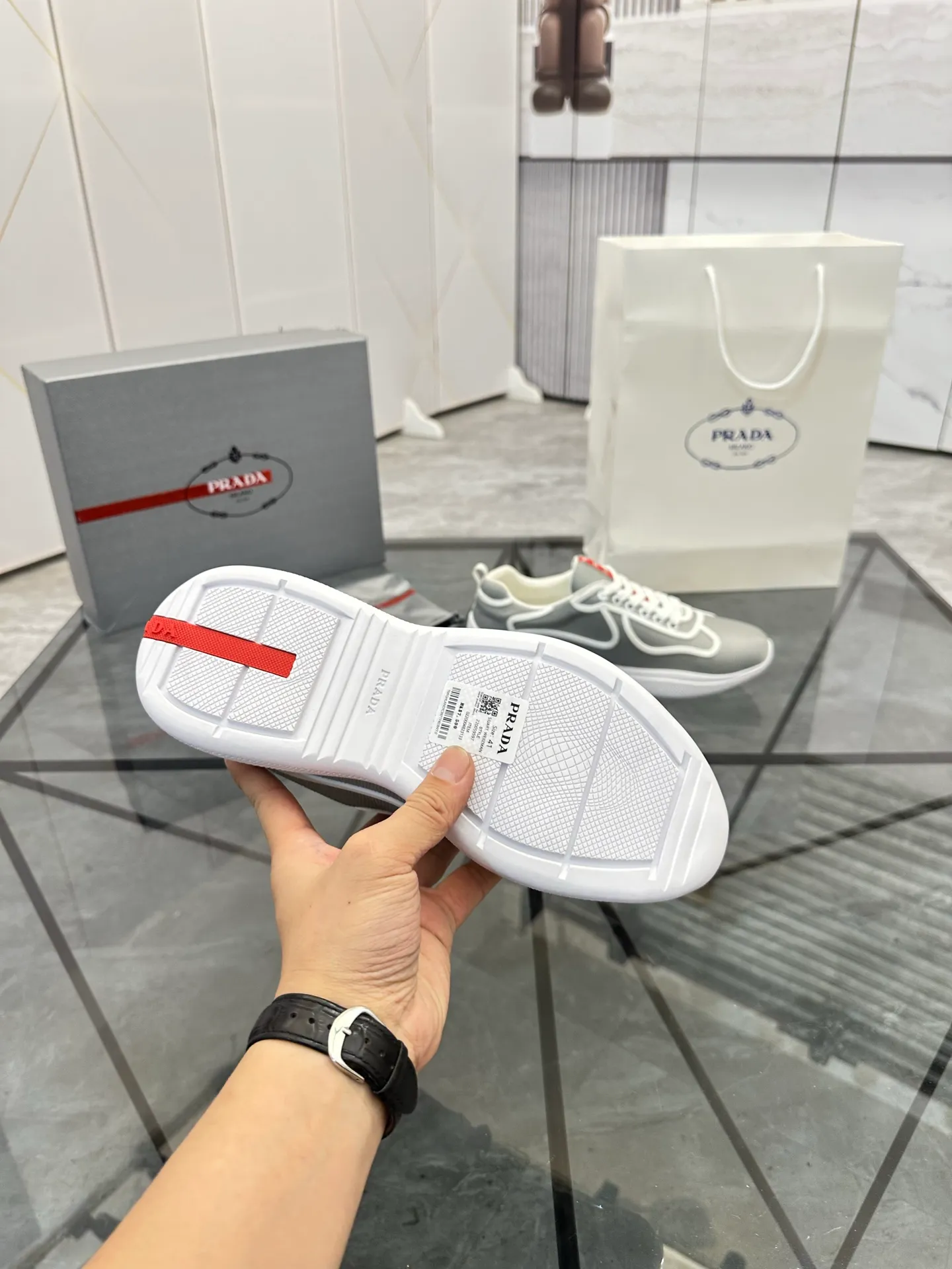 Men's shoes for sale💰: 💰P460¥ High-end top quality Product trademark: Prada * "Prada*" low-top casual shoes Regular size: 38-45 (can be customized to 46) Product materials: imported breathable fly knit upper, breathable lining, cowhide foot pads, original air cushion outsole. No.: 001